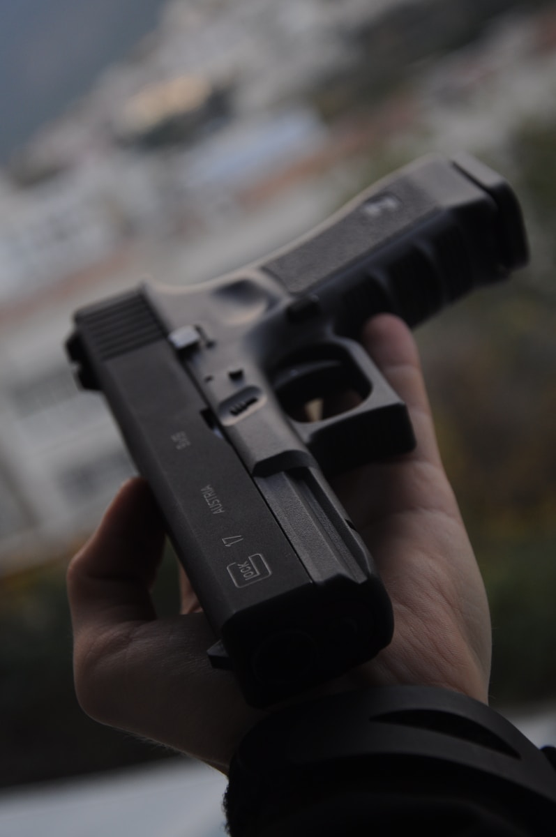 brott black semi automatic pistol vapen kaos