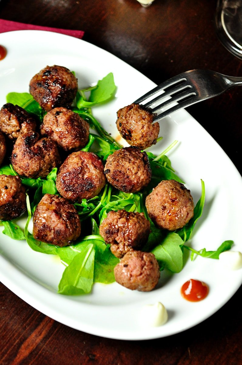 meat balls on oval white plate kötbullar mat kost