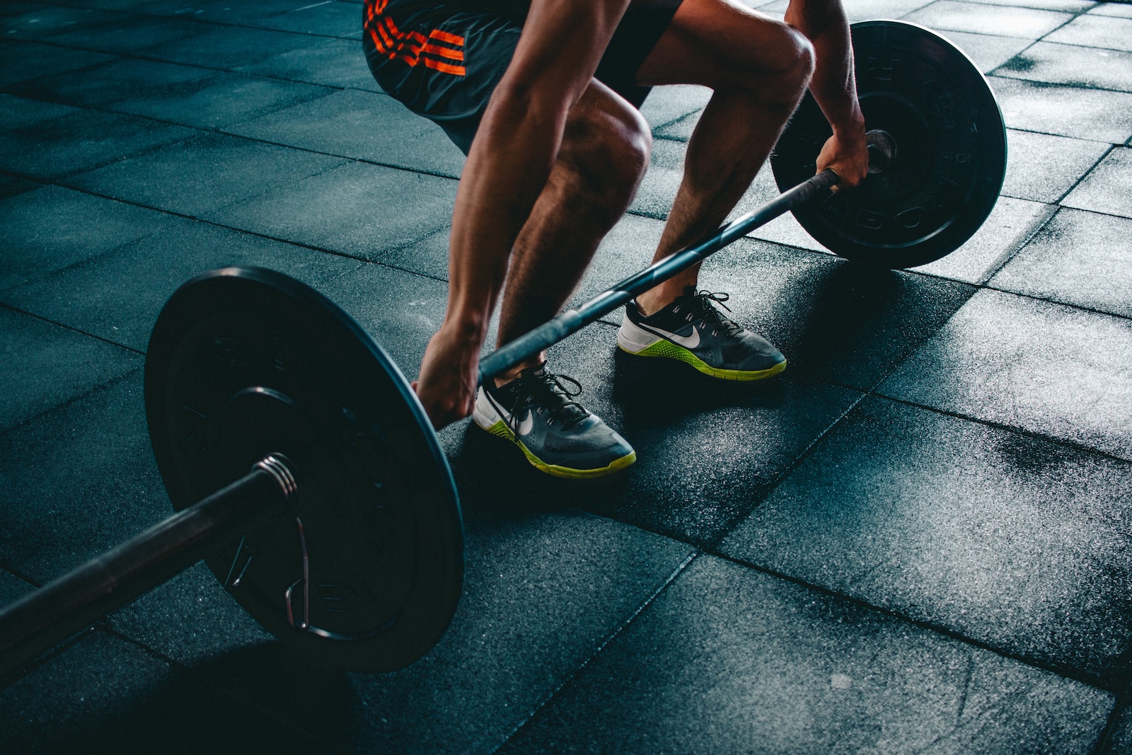 person about to lift the barbel träning gym fitness