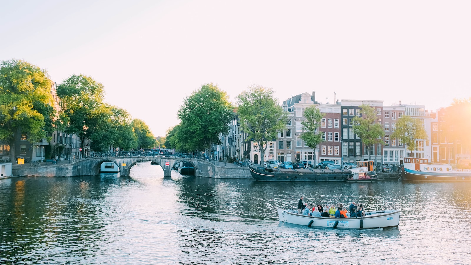 ”Otroligt oväder lamslår flygtrafiken i Amsterdam!”